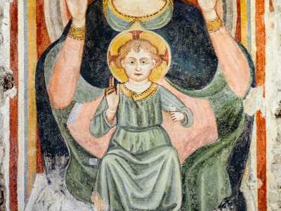 Quest�ultimo ha la mano destra benedicente, mentre nell�altra stringe un rotolo delle Sacre Scritture